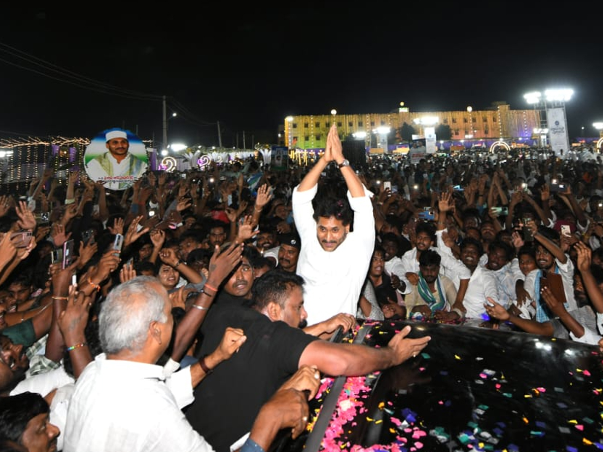 YS Jagan mohan reddy attends a marraige at Tenali creates a lot of excitement among fans14