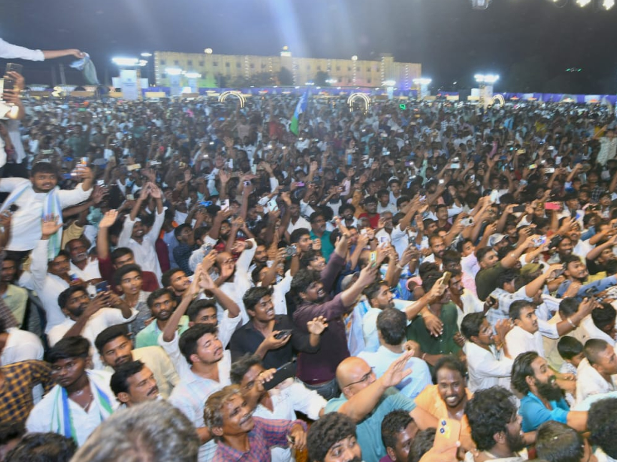 YS Jagan mohan reddy attends a marraige at Tenali creates a lot of excitement among fans15