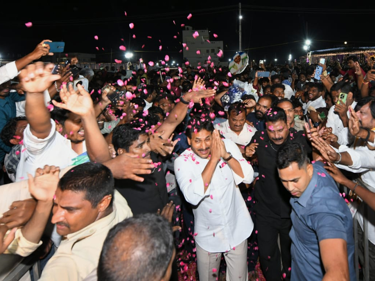 YS Jagan mohan reddy attends a marraige at Tenali creates a lot of excitement among fans16