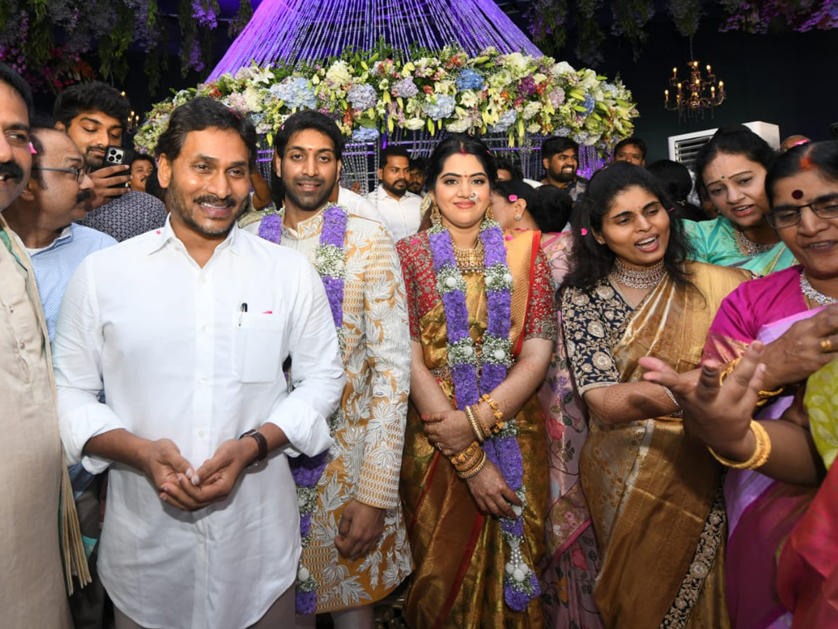 YS Jagan mohan reddy attends a marraige at Tenali creates a lot of excitement among fans3