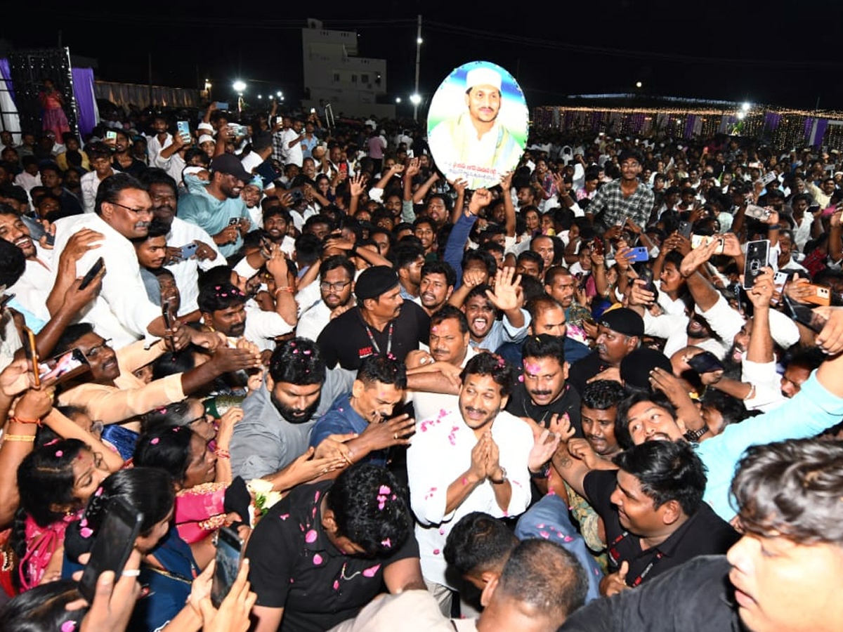 YS Jagan mohan reddy attends a marraige at Tenali creates a lot of excitement among fans4