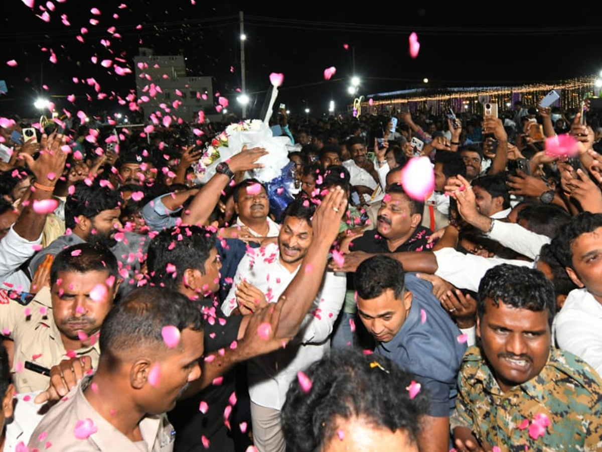 YS Jagan mohan reddy attends a marraige at Tenali creates a lot of excitement among fans5