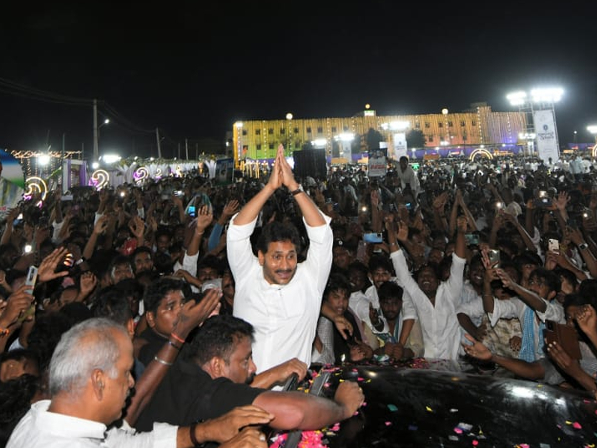YS Jagan mohan reddy attends a marraige at Tenali creates a lot of excitement among fans6