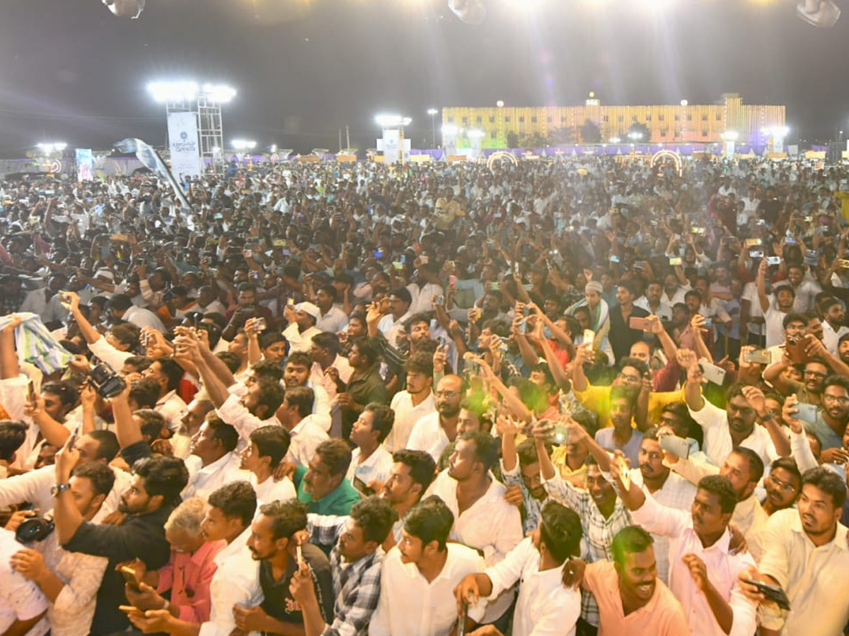 YS Jagan mohan reddy attends a marraige at Tenali creates a lot of excitement among fans7