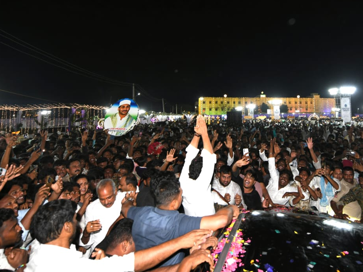 YS Jagan mohan reddy attends a marraige at Tenali creates a lot of excitement among fans8