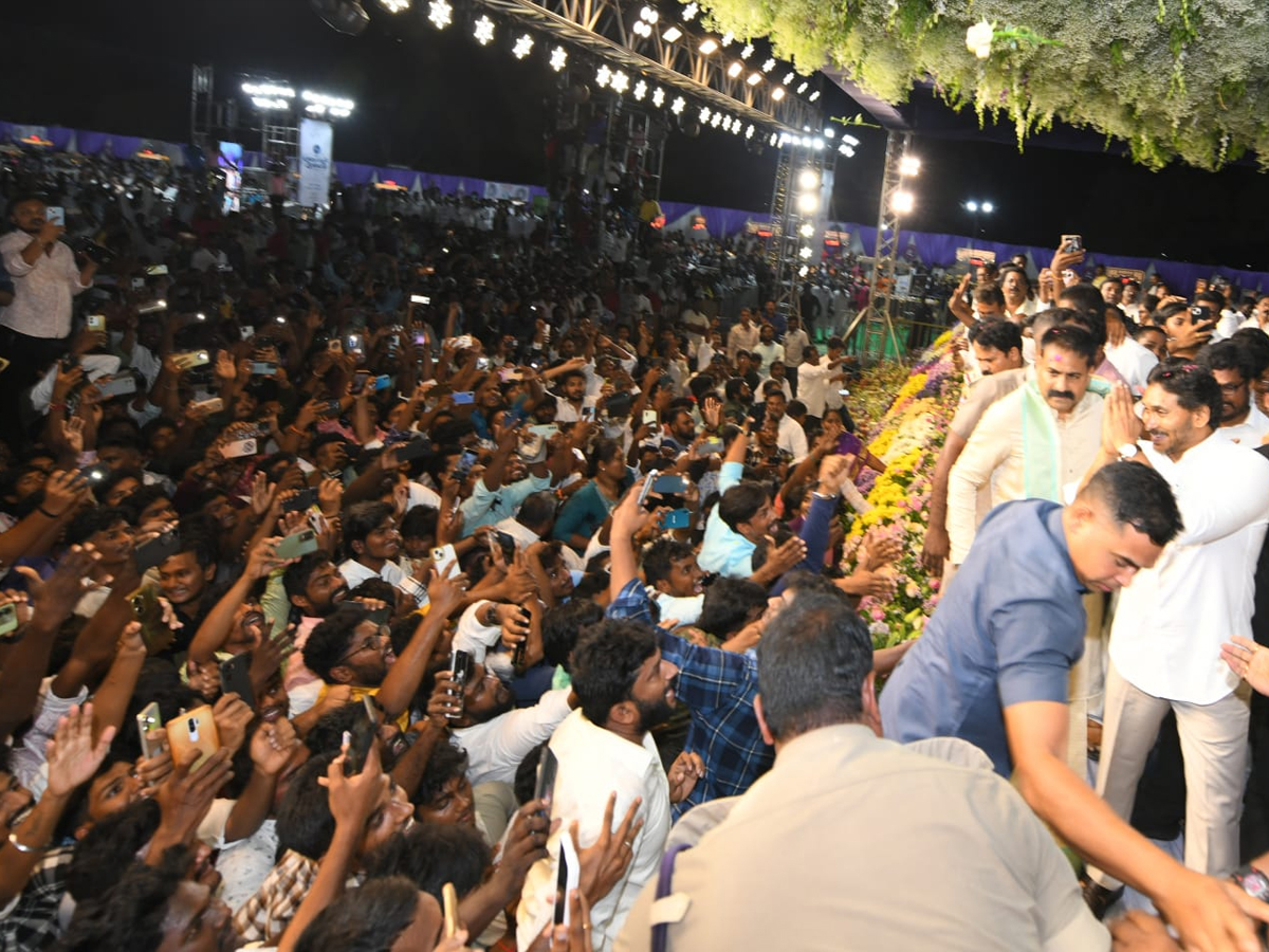 YS Jagan mohan reddy attends a marraige at Tenali creates a lot of excitement among fans9