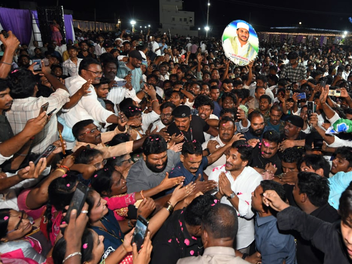 YS Jagan mohan reddy attends a marraige at Tenali creates a lot of excitement among fans10