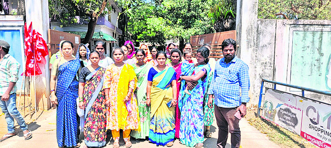 తొమ్మిది నెలలుగా జీతాల్లేవు
1