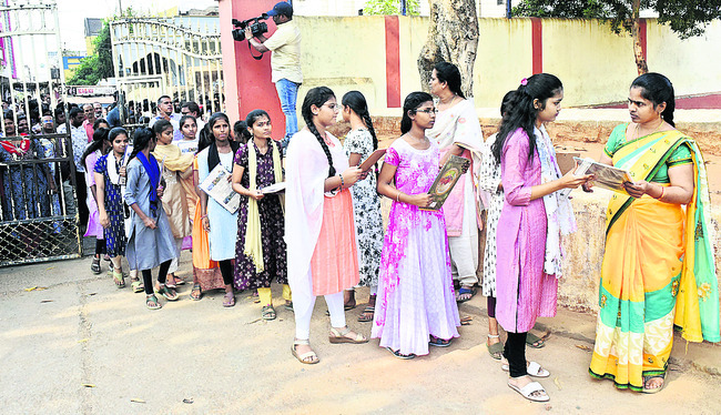 తొలిరోజు పరీక్ష ప్రశాంతం 2