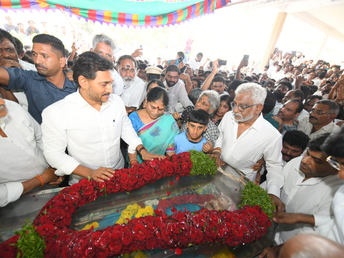 వైవీ సుబ్బారెడ్డి తల్లి పార్థీవదేహానికి నివాళులు అర్పించిన వైఎస్‌ జగన్ ...