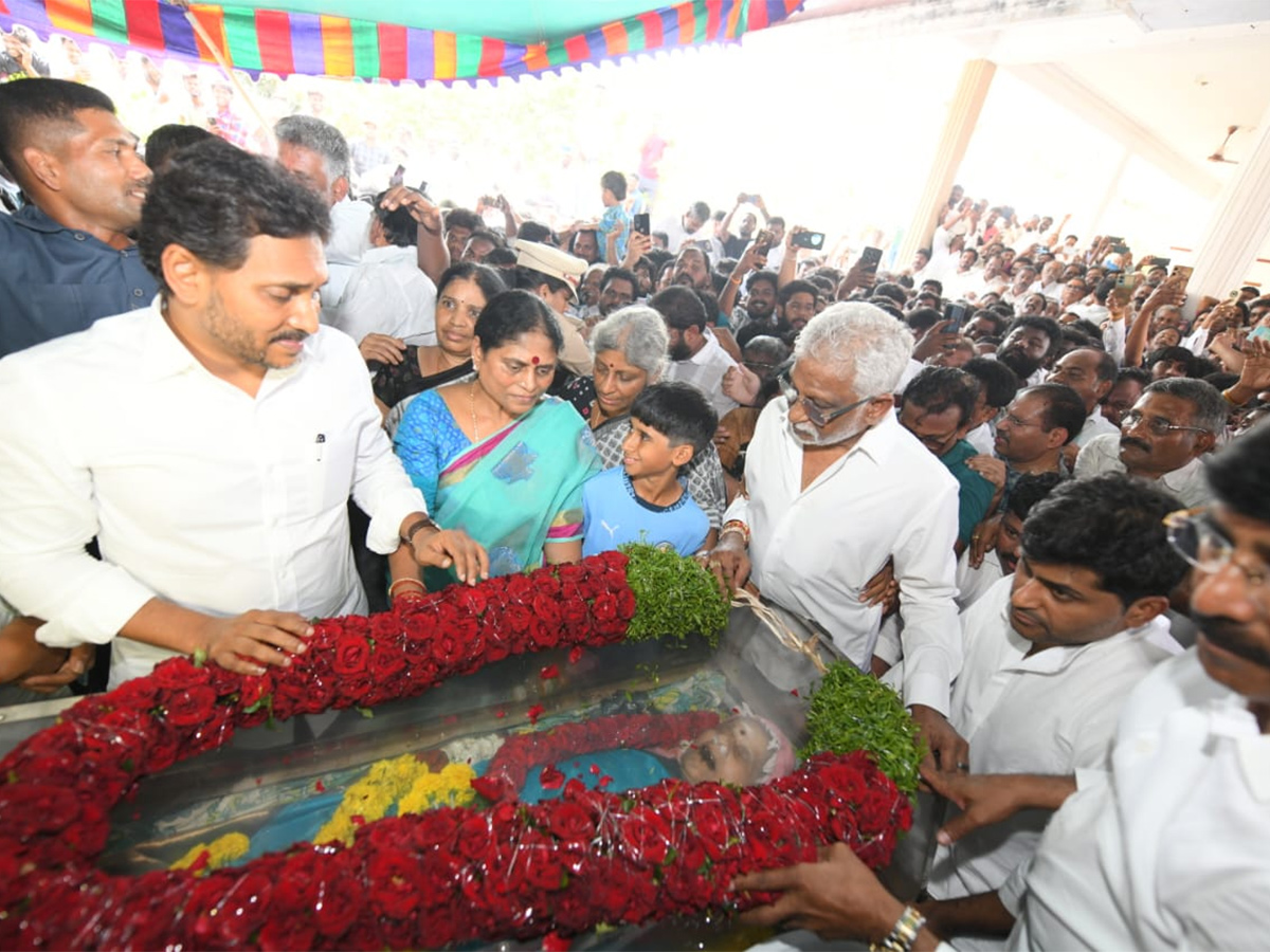 వైవీ సుబ్బారెడ్డి తల్లి పార్థీవదేహానికి నివాళులు అర్పించిన వైఎస్‌ జగన్ ...