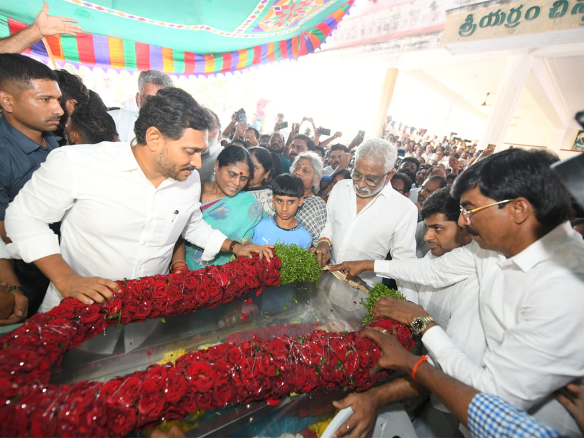 వైవీ సుబ్బారెడ్డి తల్లి పార్థీవదేహానికి నివాళులు అర్పించిన వైఎస్‌ జగన్ ...