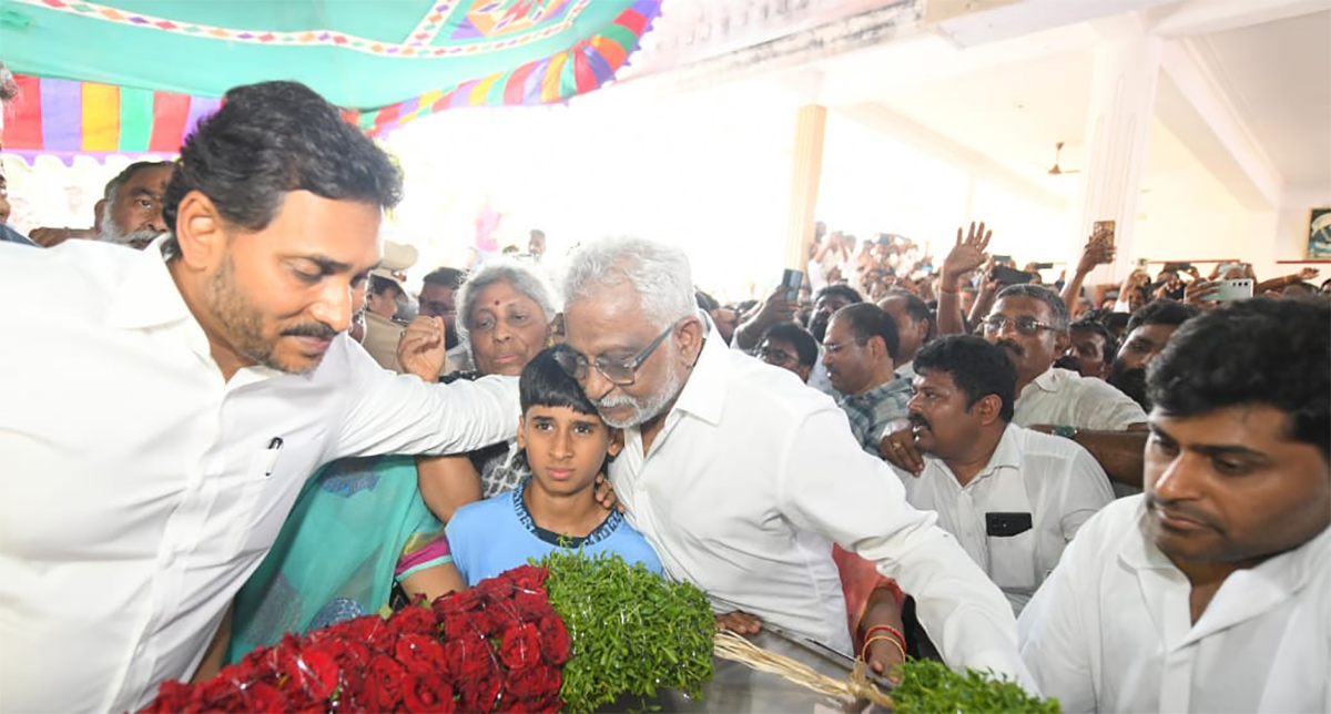 వైవీ సుబ్బారెడ్డి తల్లి పార్థీవదేహానికి నివాళులు అర్పించిన వైఎస్‌ జగన్ ...