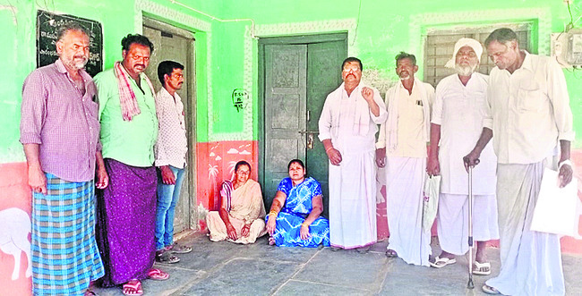 చేయని పనుల బిల్లుల కోసం సర్పంచ్‌ దౌర్జన్యం 1