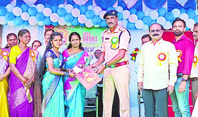 చదువుకు పేదరికం అడ్డుకాదు 1