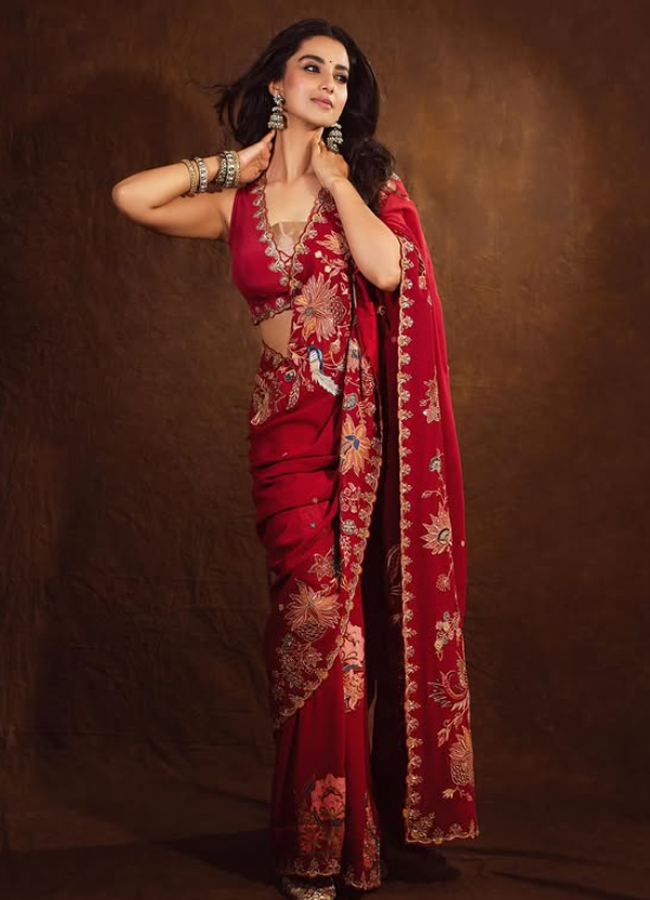 Meenakshi Chaudhary Boss Lady Look in a Stylish Suit photos12