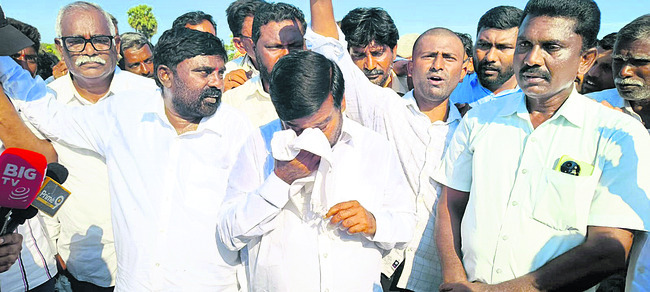 చేతులెత్తి మొక్కుతున్న.. పంటలకు నీరివ్వండి1