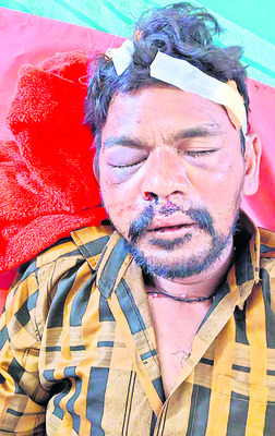 మద్యం దుకాణంలో వ్యక్తిపై దాడి1