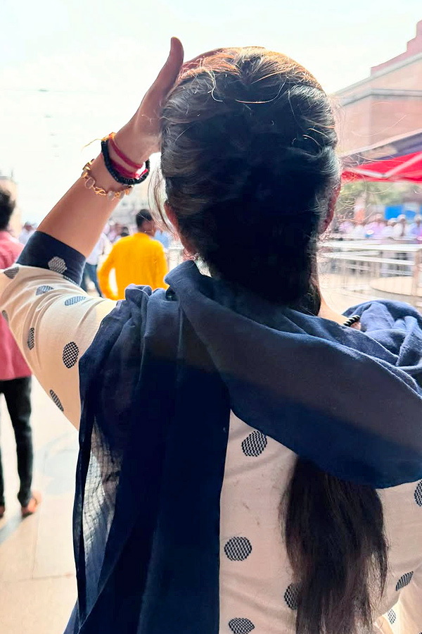 Actress Anasuya visits Varanasi with Her family Photos5