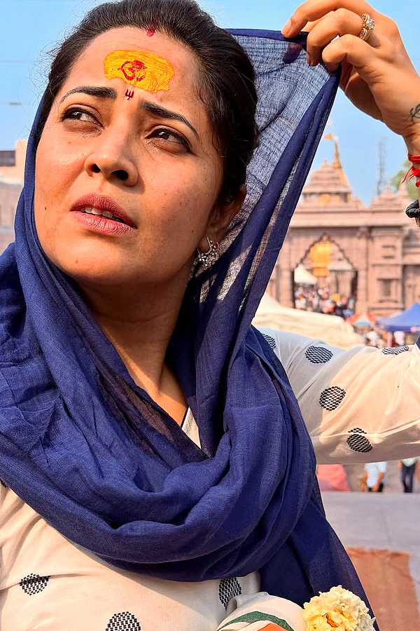 Actress Anasuya visits Varanasi with Her family Photos12