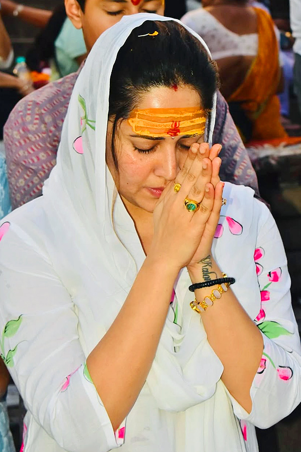 Actress Anasuya visits Varanasi with Her family Photos14