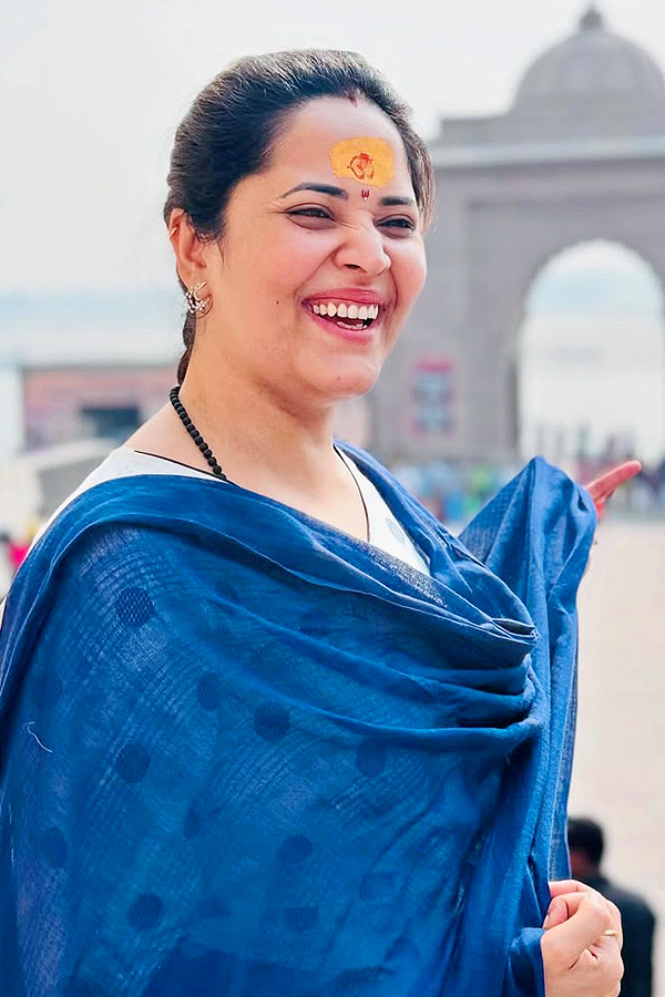 Actress Anasuya visits Varanasi with Her family Photos15