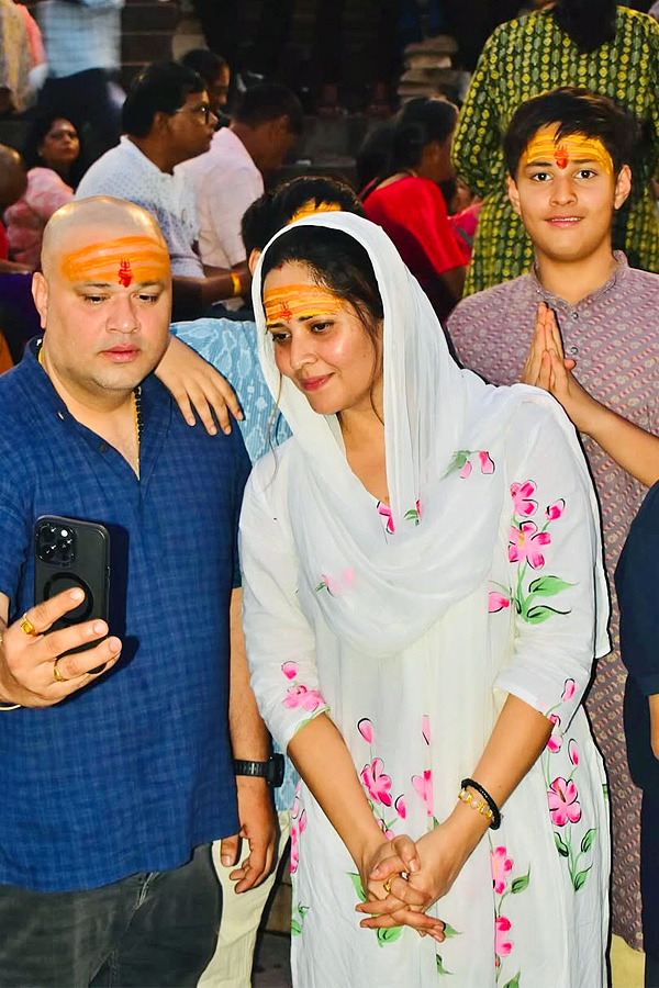 Actress Anasuya visits Varanasi with Her family Photos9