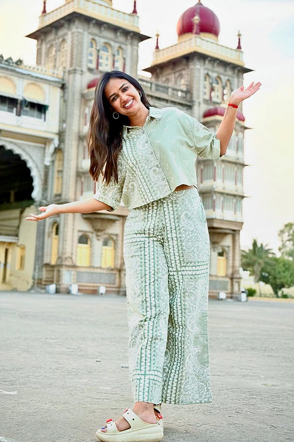 Bigg Boss contestant Ariyana Glory says Best Place IS Mysore Palace Photos2