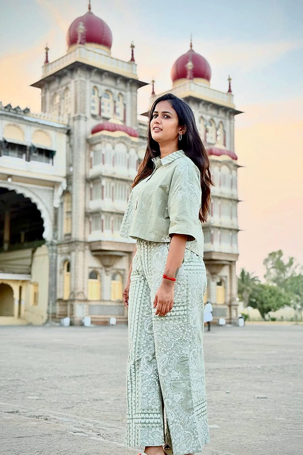 Bigg Boss contestant Ariyana Glory says Best Place IS Mysore Palace Photos3