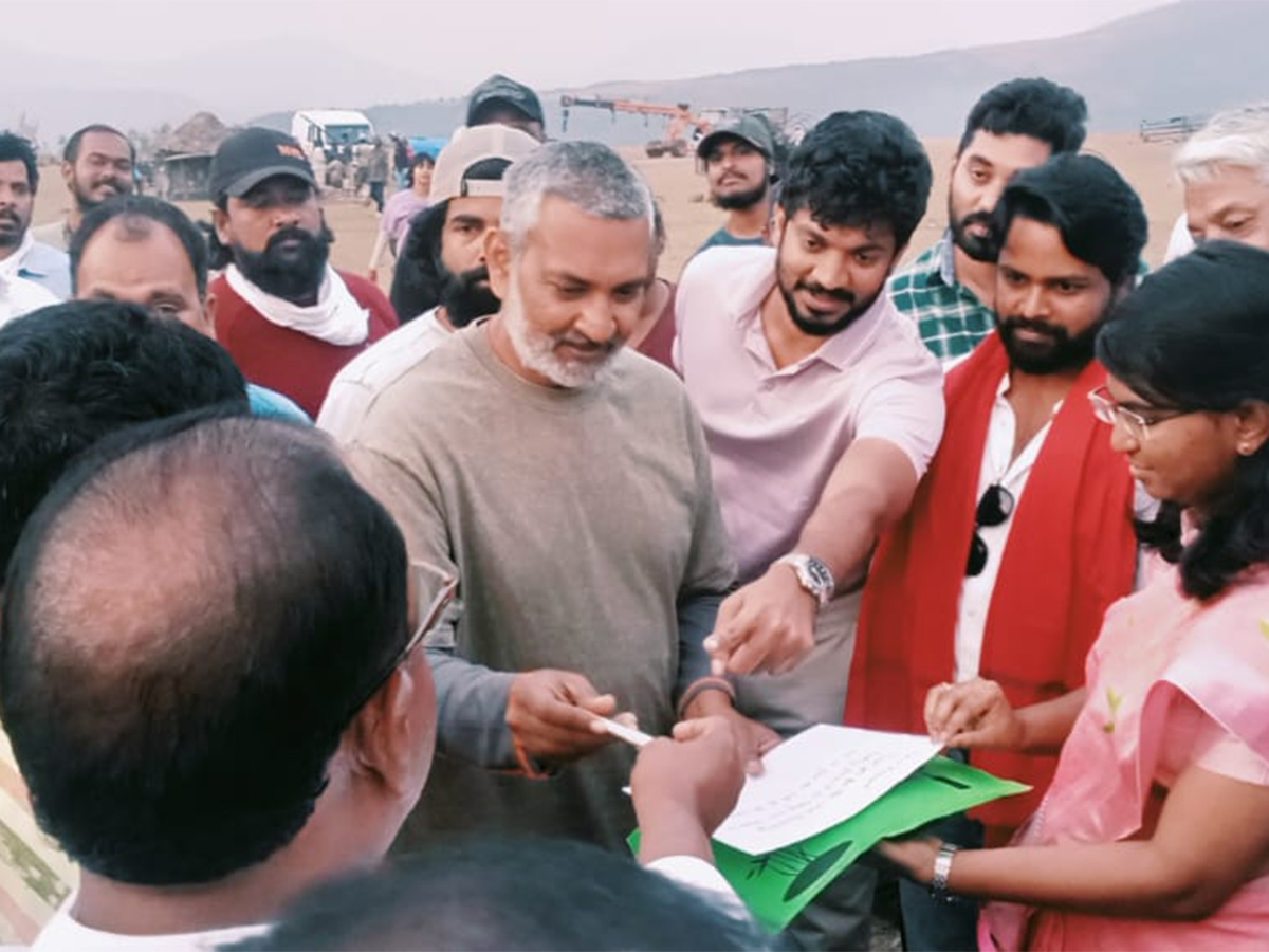 SSMB 29 Pics : Priyanka Chopra Mahesh Babu and SS Rajamouli click pics3