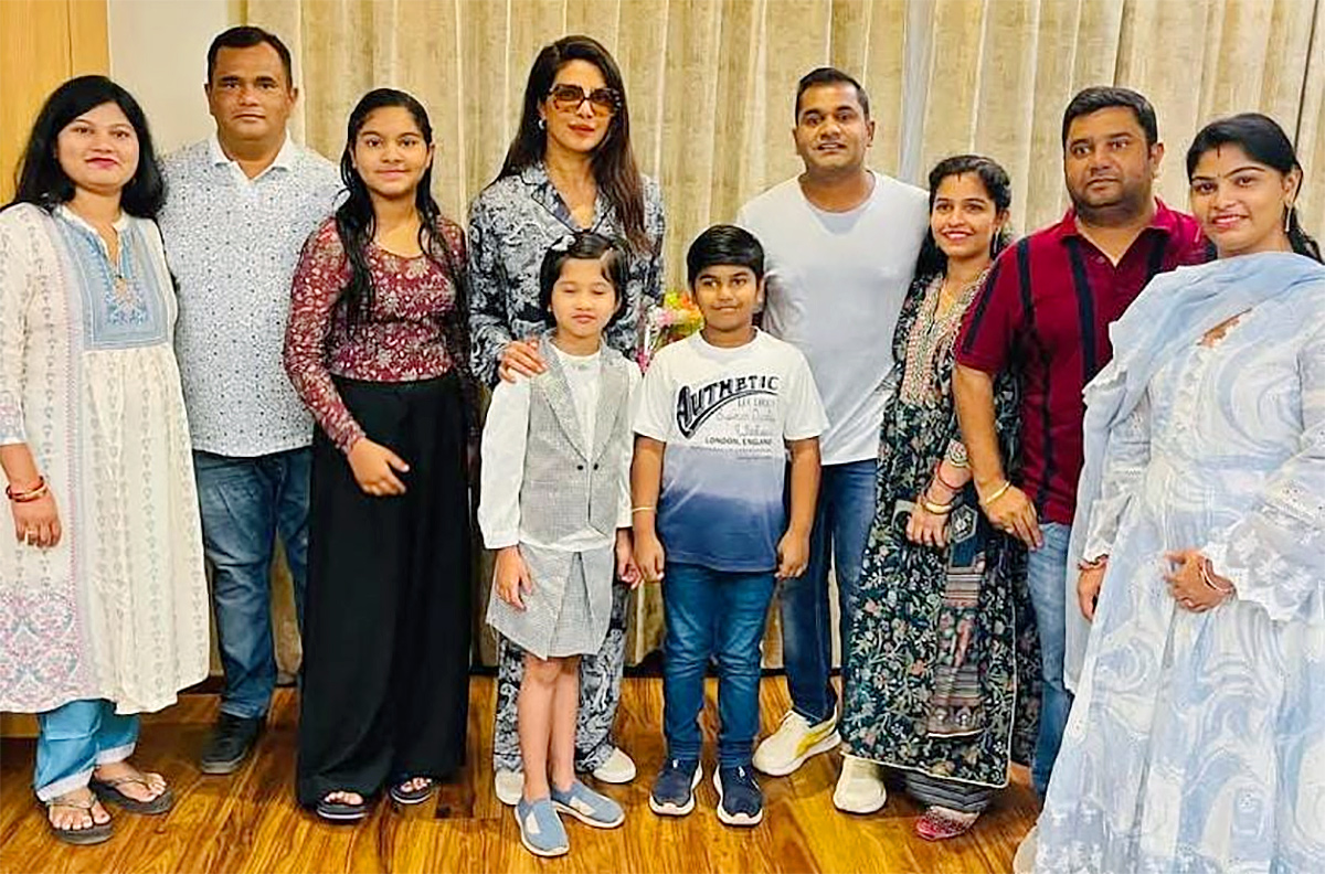 SSMB 29 Pics : Priyanka Chopra Mahesh Babu and SS Rajamouli click pics6
