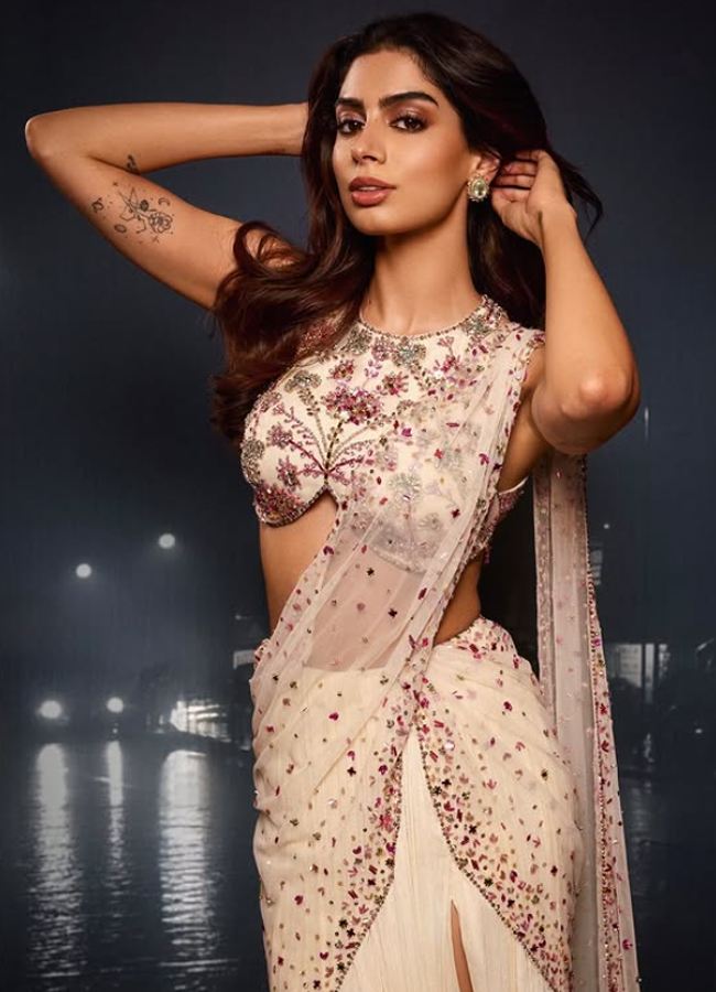 Khushi Kapoor Shinning Bright in the golden dress photos8