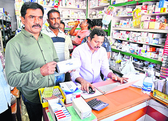 మెడికల్ షాపులపై ఆకస్మిక దాడులు 1