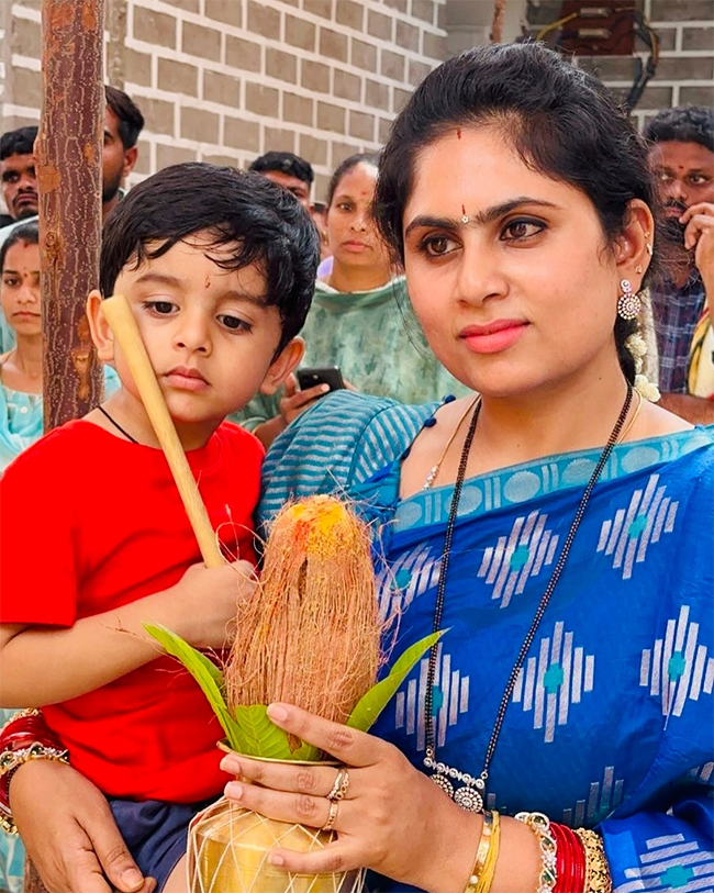Dil Raju Visit Venkateswara Swami Brahmotsavalu at Indur5