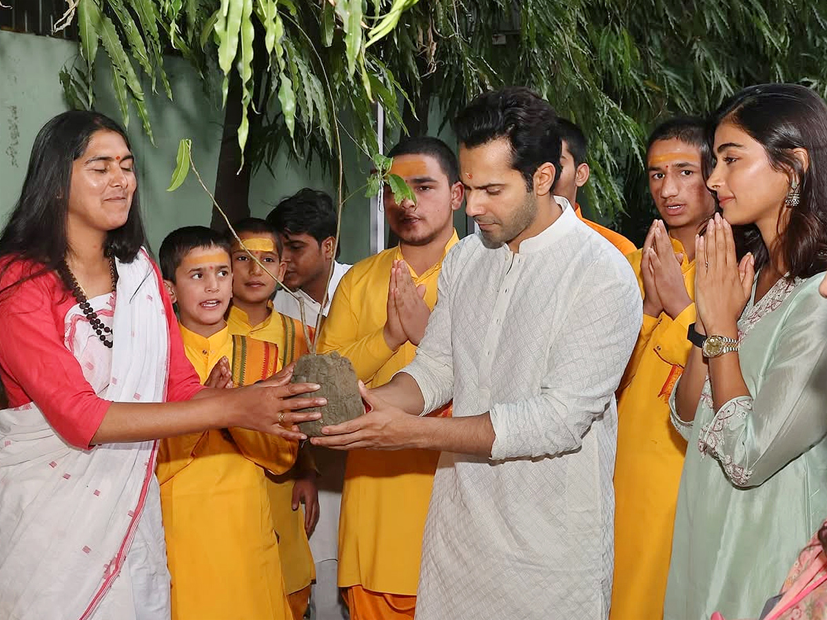 Varun Dhawan, Pooja Hegde perform Aarti in Rishikesh Photos10
