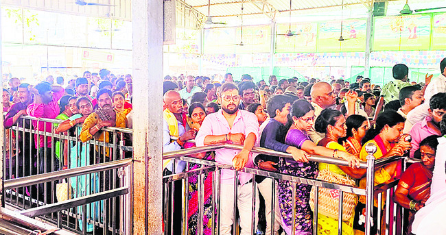 భక్తులతో శోభిల్లిన వాడపల్లి 1