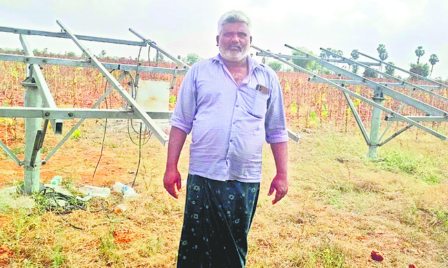 సుడిగాలులతో అరటి రైతులకు నష్టం 1