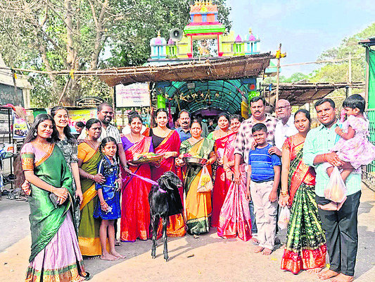 మేడారంలో భక్తుల సందడి1
