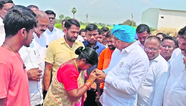 నష్టపోయిన రైతులకు అండగా ఉంటాం 1