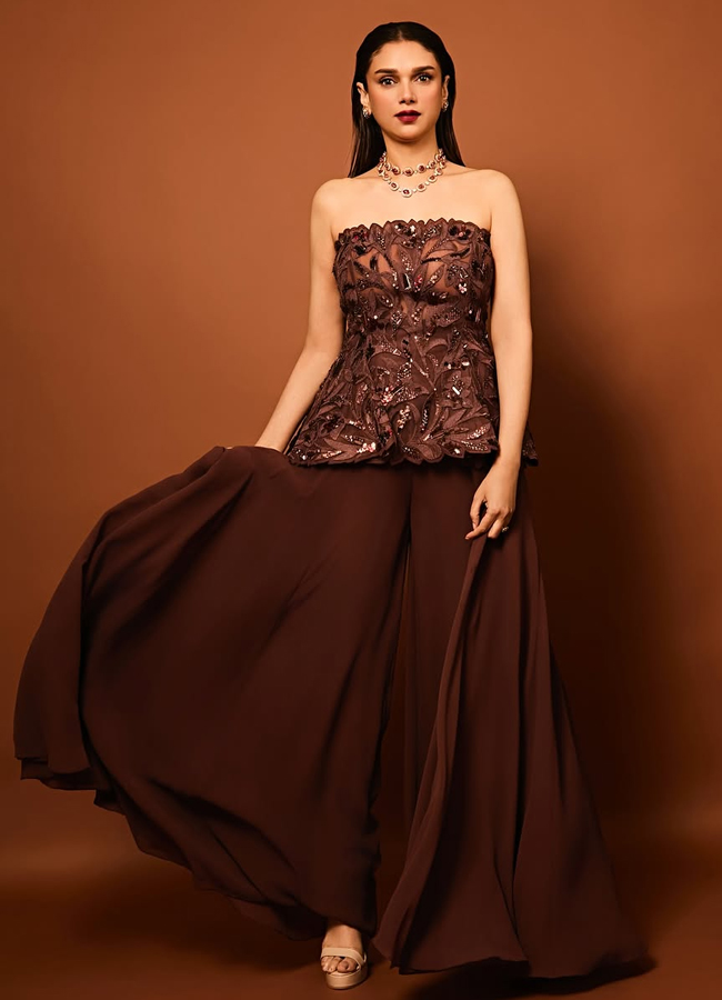 Aditi Rao Hydari shines with glamour latest photos11