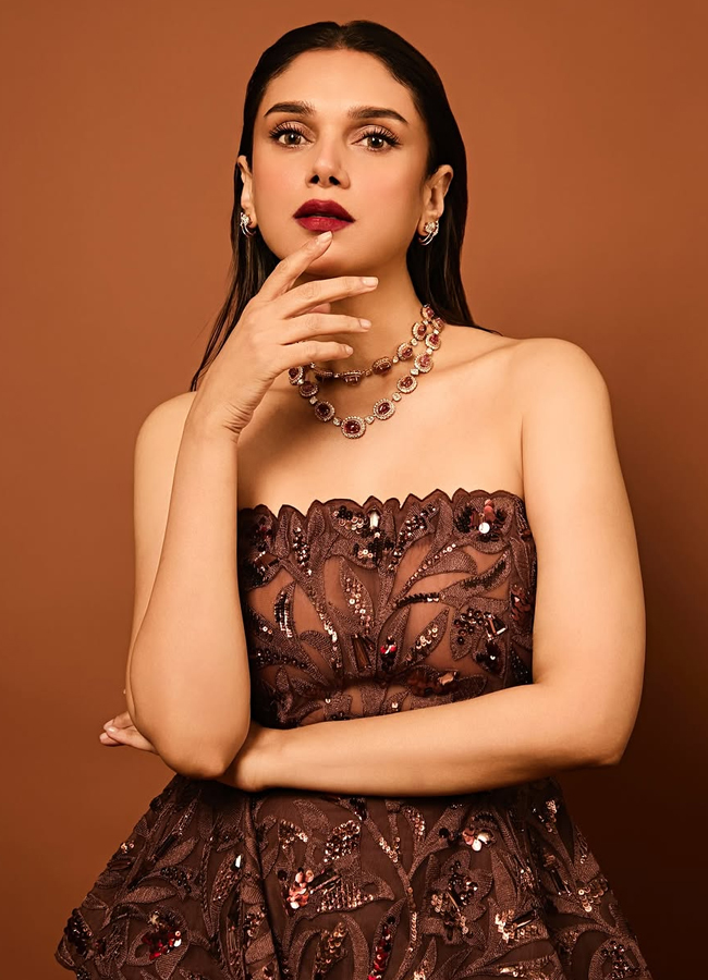 Aditi Rao Hydari shines with glamour latest photos12