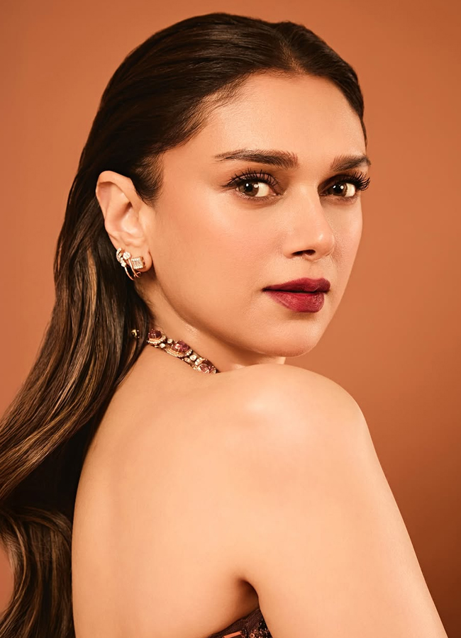 Aditi Rao Hydari shines with glamour latest photos13
