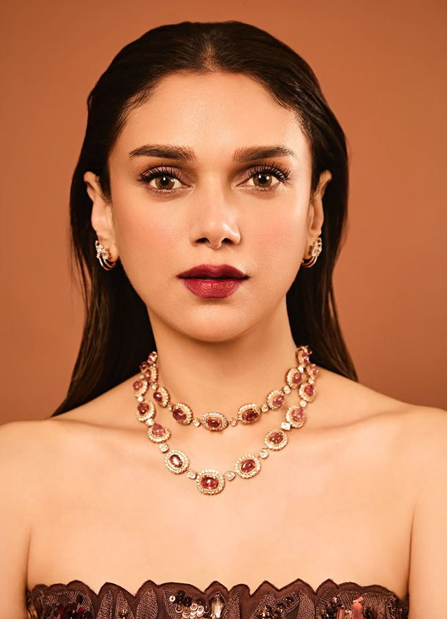 Aditi Rao Hydari shines with glamour latest photos14