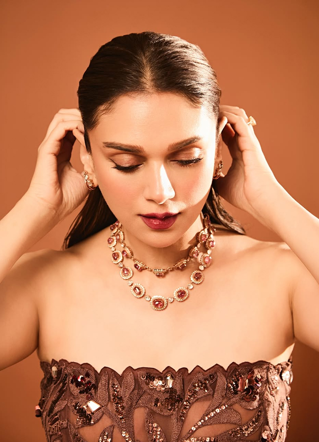 Aditi Rao Hydari shines with glamour latest photos15