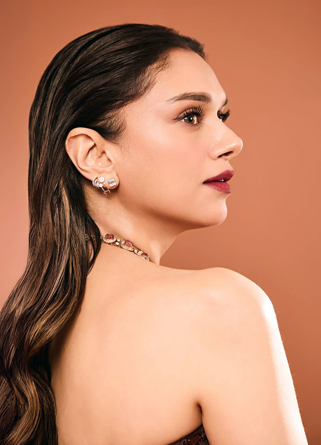 Aditi Rao Hydari shines with glamour latest photos3