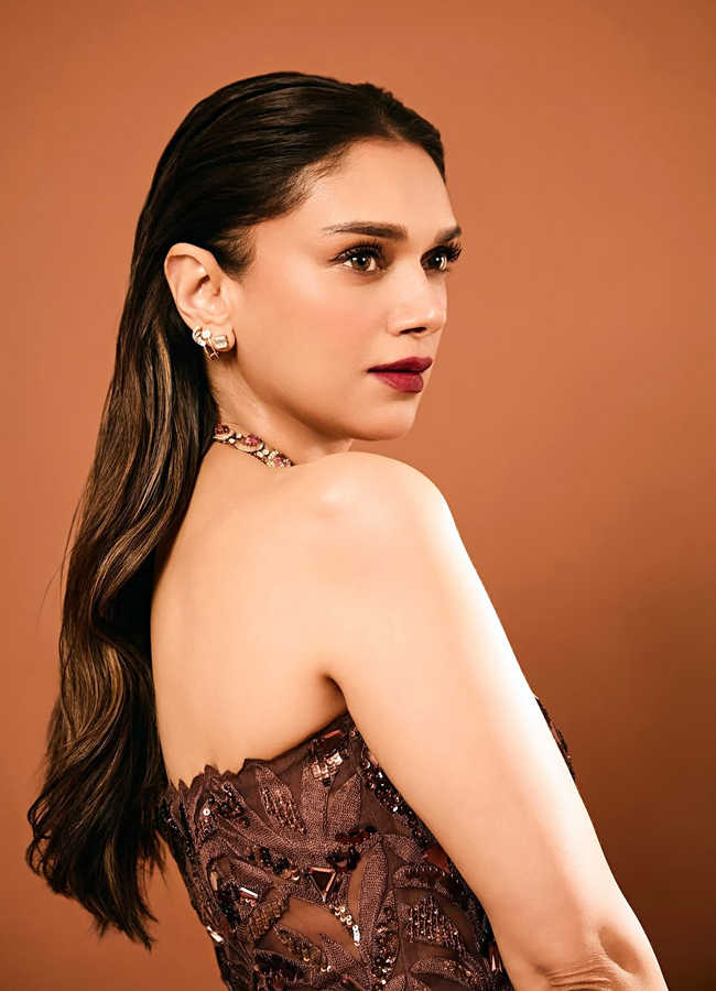 Aditi Rao Hydari shines with glamour latest photos4