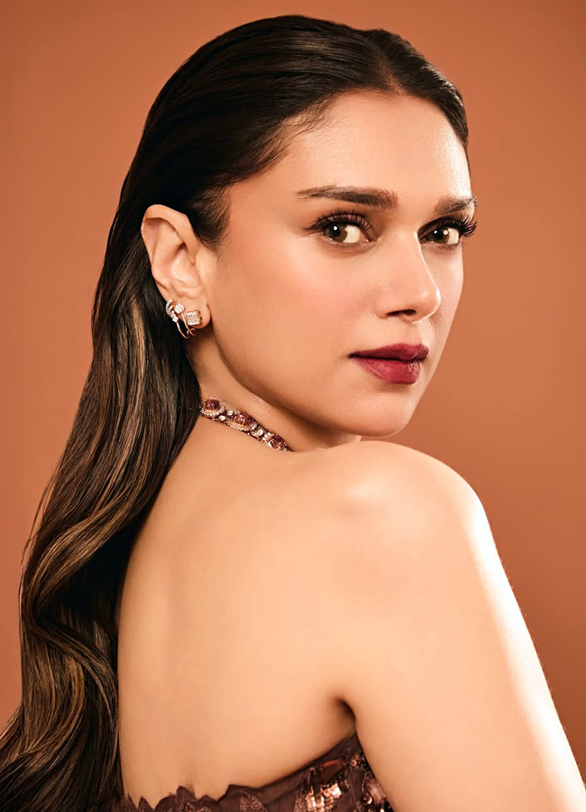 Aditi Rao Hydari shines with glamour latest photos5