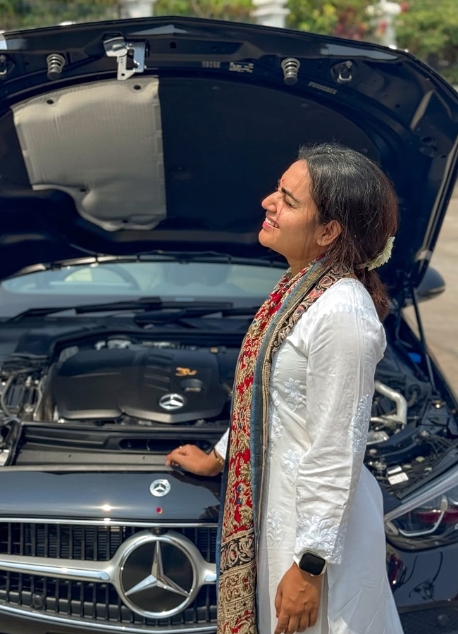Soniya Singh Virupaksha actress buys a new car11