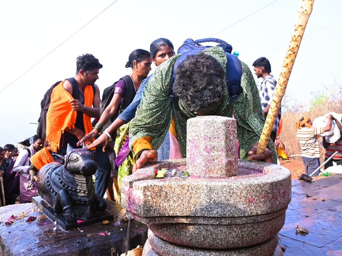 Srisailam: Thousands of devotees from Karnataka and Maharashtra11