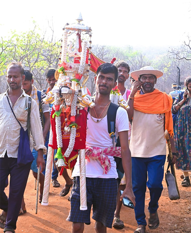 Srisailam: Thousands of devotees from Karnataka and Maharashtra13